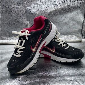 Nike Women's Black and Pink Athletic Shoes